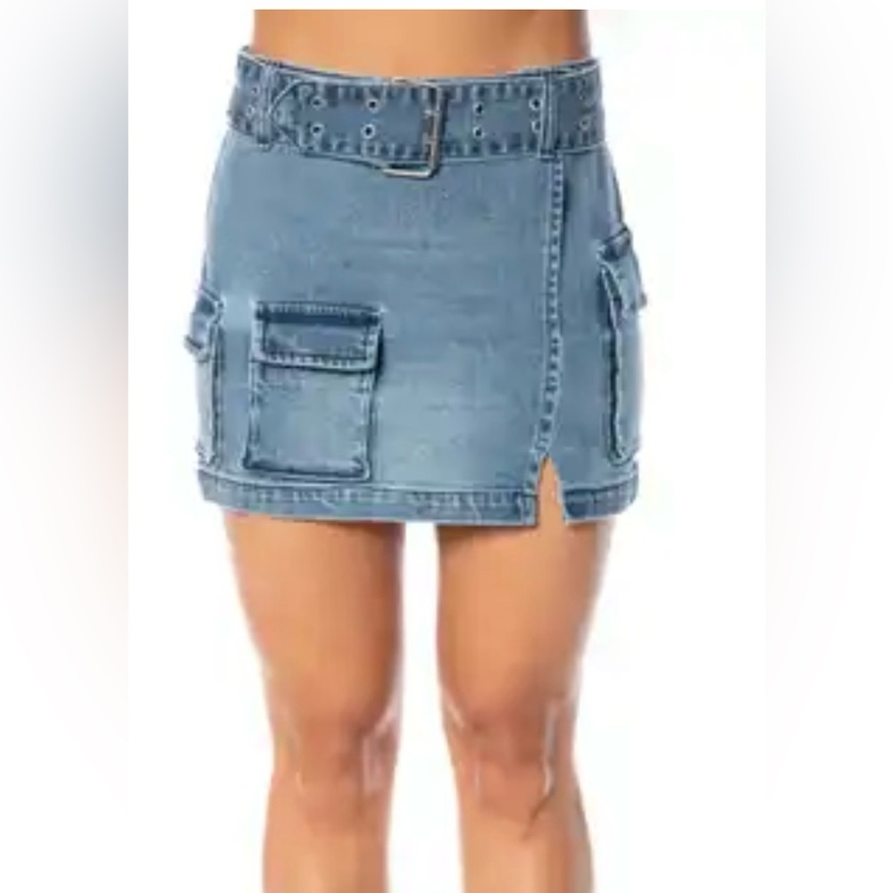 Juicy Couture Denim Medium Wash Cargo
Mini Skirt Size 32 NWT